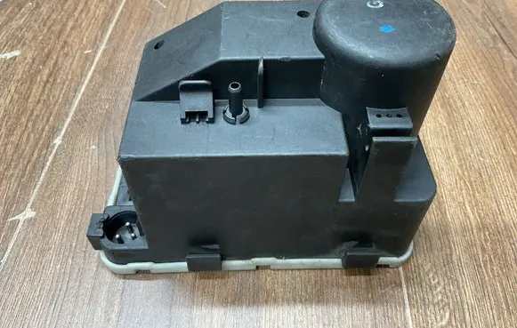 Mercedes-Benz E W124 Central locking vacuum pump 1248001148