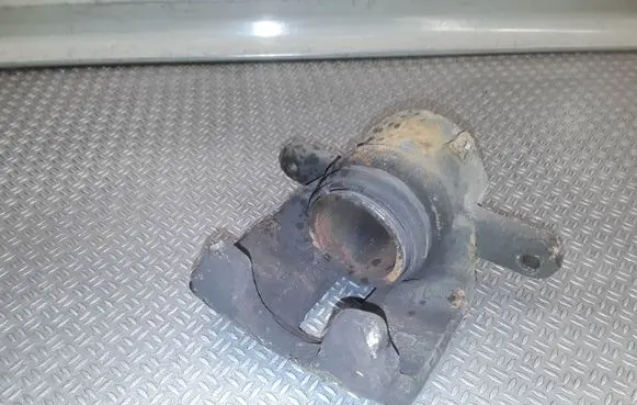 Renault Clio III Front brake caliper 
