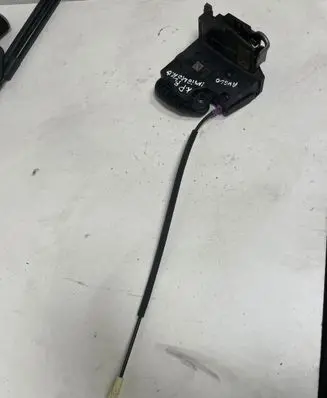 Opel Insignia B Front door lock 13597527