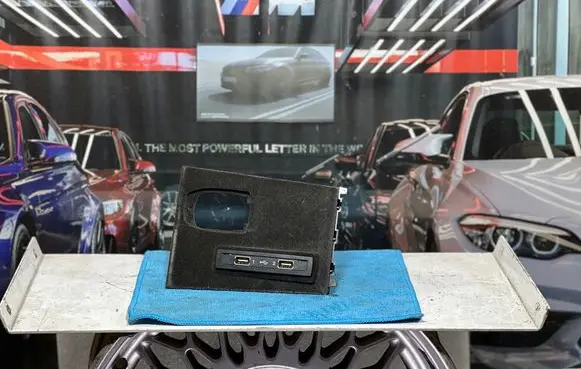 Mercedes-Benz GLE AMG (W166 - C292) USB socket connector A1728202826