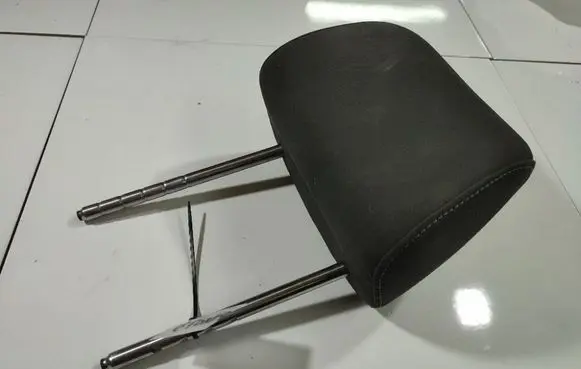 Volkswagen Golf V Front seat headrest 