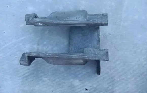 Subaru Legacy Engine mounting bracket