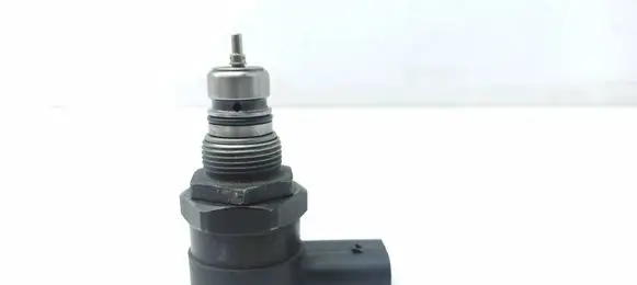 Mercedes-Benz C W203 Fuel pressure regulator A6110780449 0281002494