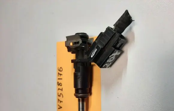 Peugeot 207 Fuel injector V7528176