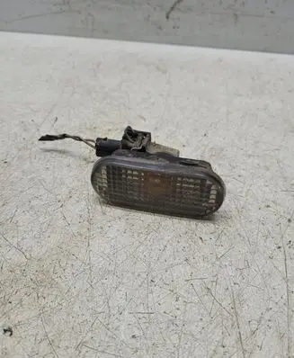 Volkswagen PASSAT B4 Front fender indicator light