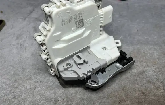 Volkswagen Golf VII Rear glass lock/latch C23 8X0839016C