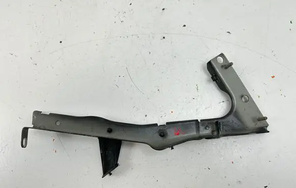 Audi A5 8T 8F Fender mounting bracket 8T0821135B