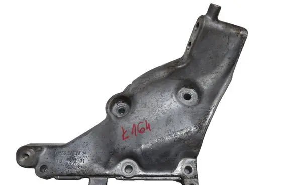 Engine mounting bracket