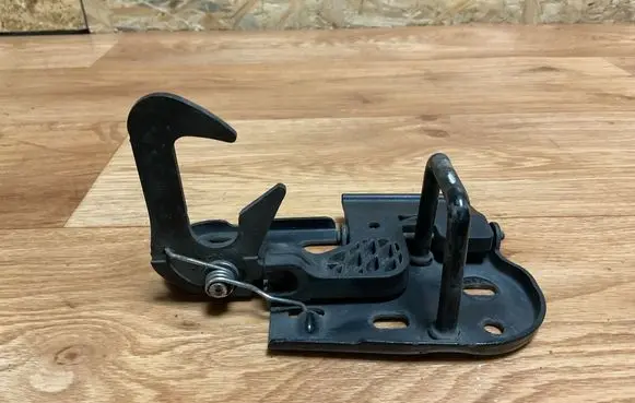 Volkswagen PASSAT B6 Engine bonnet/hood lock/latch loop/hook 3C0823480