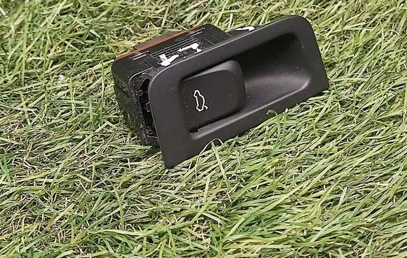 Tailgate opening switch