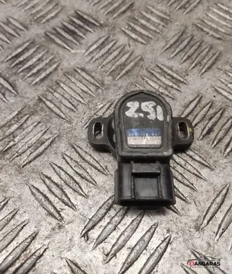 Mazda MX-3 Throttle valve position sensor kl0118911