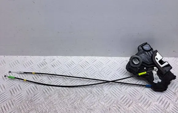 Toyota Auris 150 Front door lock 6903002220 6971002070