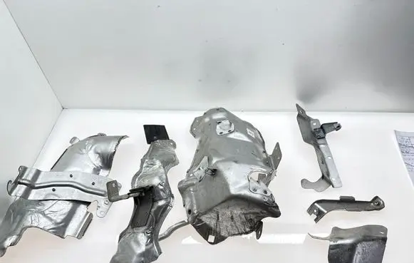 BMW 1 F40 Heat shield in engine bay 8483369 9845364 3647243