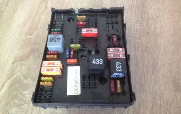 Volkswagen Golf V Fuse module 1K0937124K