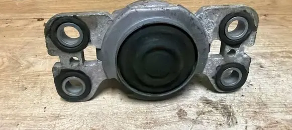 Volvo V70 Engine mount bracket 8G9N7M121