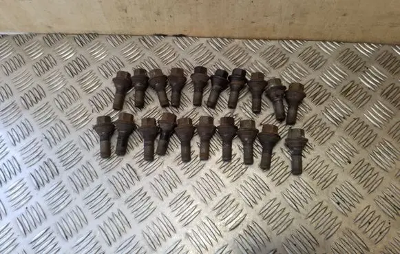 Opel Vivaro Nuts/bolts 