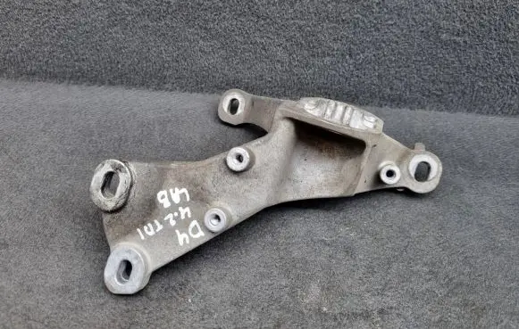 Gearbox mounting bracket
