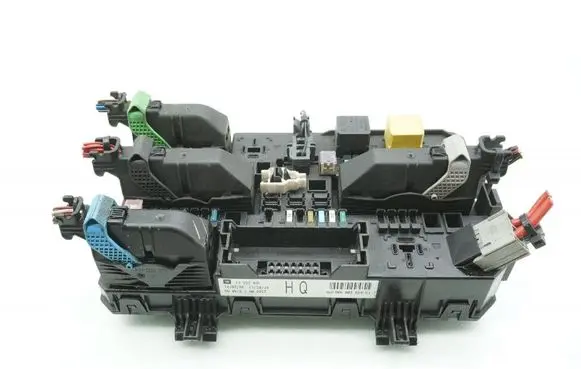 Opel Zafira B Fuse box set 13220831
