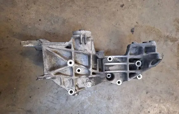 Engine mounting bracket