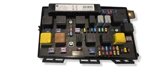 Opel Zafira B Fuse module 13206746
