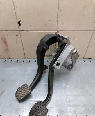 BMW 1 E81 E87 Brake pedal 35006751665 678711