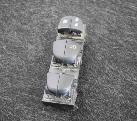 Nissan Qashqai Electric window control switch