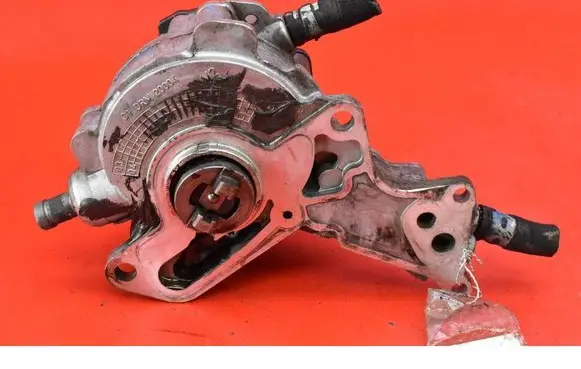 Volkswagen Golf IV Vacuum pump 038145209E