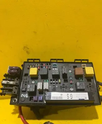 Opel Zafira B Fuse box set 13206746M