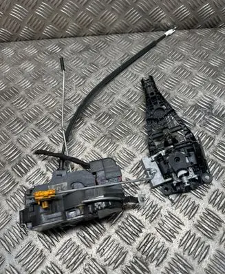 Opel Insignia A Front door lock 13579522