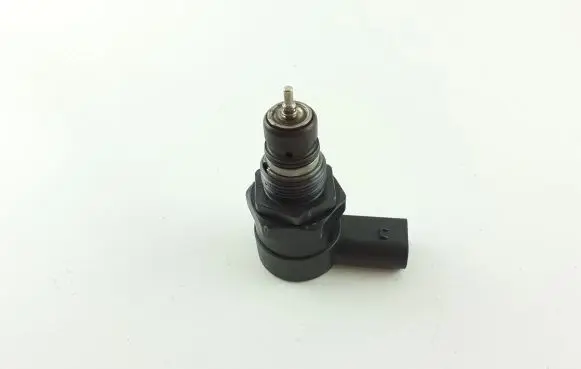 BMW 5 E60 E61 Fuel pressure regulator 0281002738 KL4240