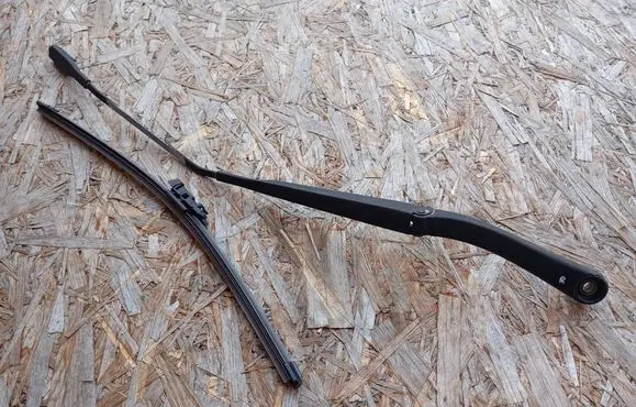 Renault Koleos I Front wiper blade arm