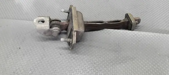 Ford Mondeo Mk III Rear door check strap stopper