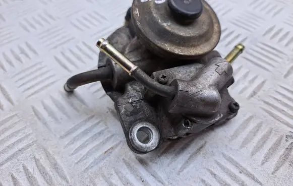 Toyota Corolla Verso AR10 Fuel filter bracket/mount holder 233800R010 233800R012 233800R011