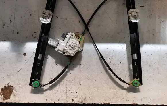 Rear door manual window regulator