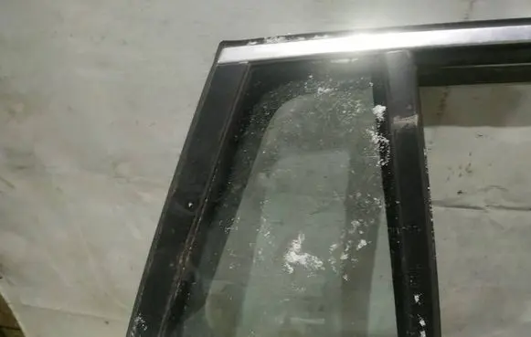 BMW 5 GT F07 Rear vent window glass as2