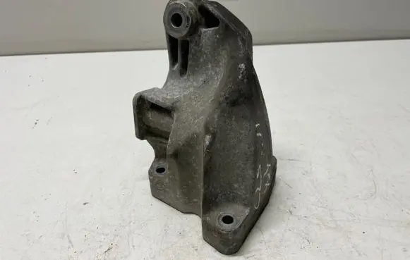 Mercedes-Benz CLS C218 X218 Engine mounting bracket A6422233004