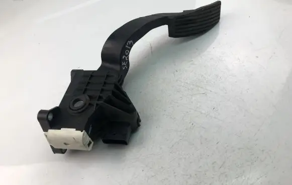 Opel Corsa D Accelerator throttle pedal bracket 13305804