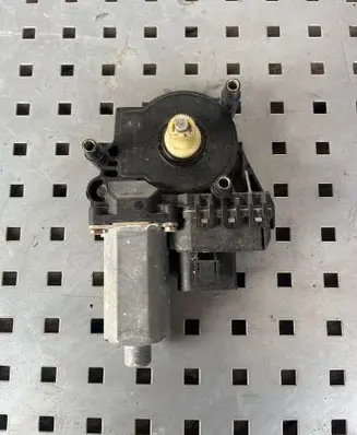 Citroen C4 I Front door window regulator motor 0130821786