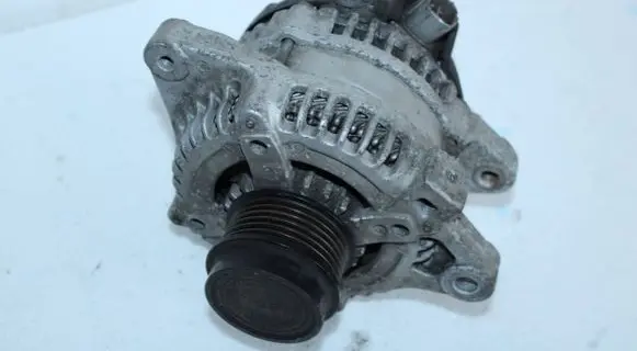 Toyota Avensis T270 Generator/alternator 1042102180
