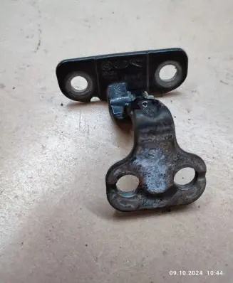 Jaguar XF X250 Front door upper hinge 8X23228A