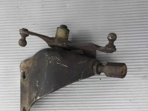 Mercedes-Benz W123 Accelerator throttle pedal bracket 