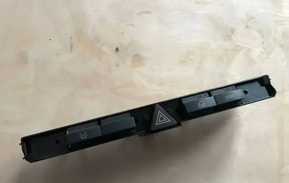 Opel Zafira B Hazard light switch 13100118