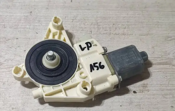 Mercedes-Benz GLA W156 Front door window regulator motor 0130822690