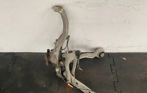 BMW 5 G30 G31 Front wheel hub spindle knuckle 6884383