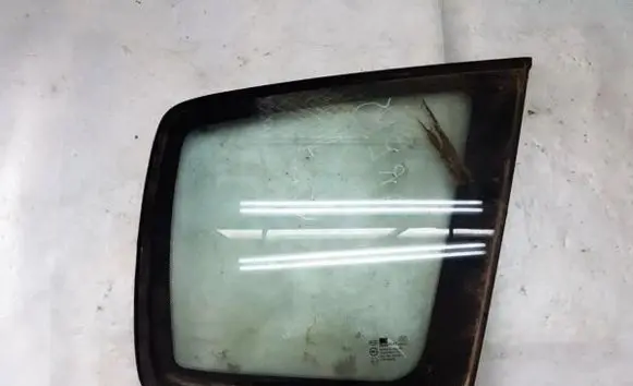 KIA Carens I Rear side window
