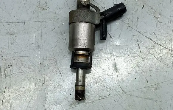 Volkswagen Jetta VI Fuel injector 06A906036F