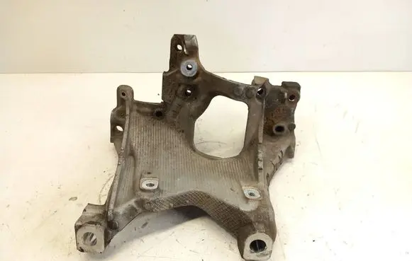 Engine mounting bracket