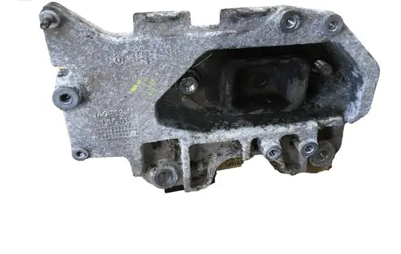 Nissan Juke I F15 Gearbox mounting bracket