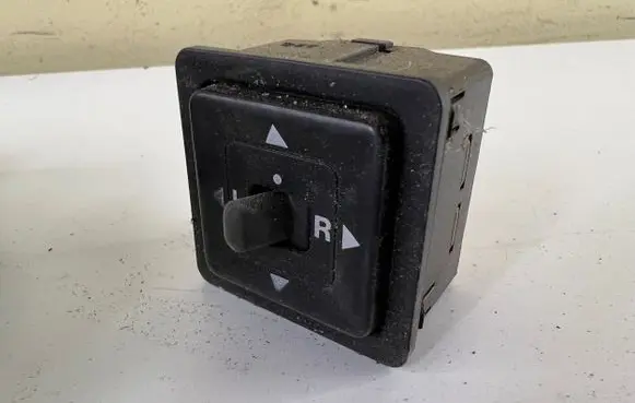 Mitsubishi Pajero Wing mirror switch 7A28