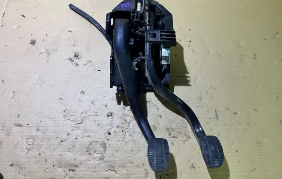 BMW X1 F48 F49 Pedal assembly 6870848